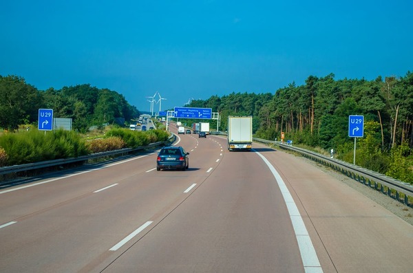 Unterwerfung oder Freiheit: Auf dem Weg ins Ungewisse Blog Unterwerfung oder Freiheit - Straße