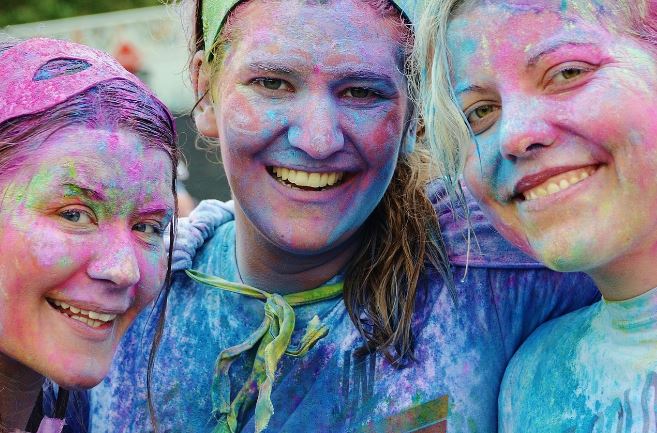Selbstbewusstsein stärken - Drei Frauen bunt bemalt Selbstbewusstsein stärken - Drei Frauen bunt bemalt