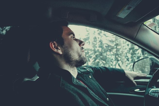 Selbstbewusstsein stärken - Mann sitzt gelangweilt im Auto Selbstbewusstsein stärken - Mann sitzt gelangweilt im Auto