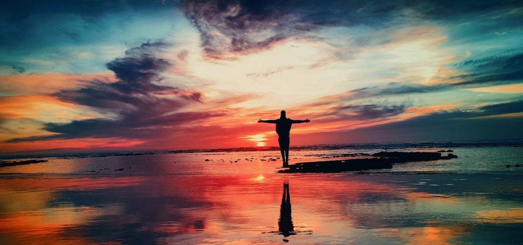 Wie werde ich erfolgreich - Bild von Person im Sonnenuntergang Wie werde ich erfolgreich - Bild von Person im Sonnenuntergang