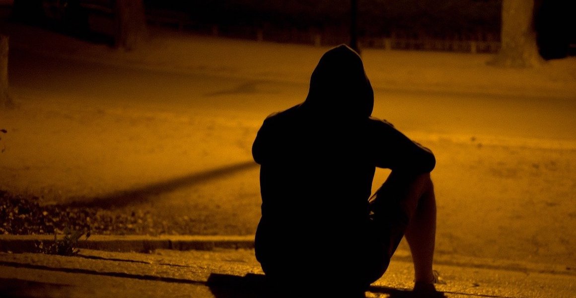 Selbstvertgefühl steigern - Verletzlichkeit akzeptieren Mann sitzt allein auf Straße - Selbstwertgefühl steigern