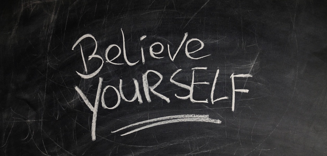 Selbstwertgefühl steigern - Belive yourself Belive yourself - Bild von Schrift auf Tafel