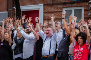 krise als chance sehen - glückliche menschen